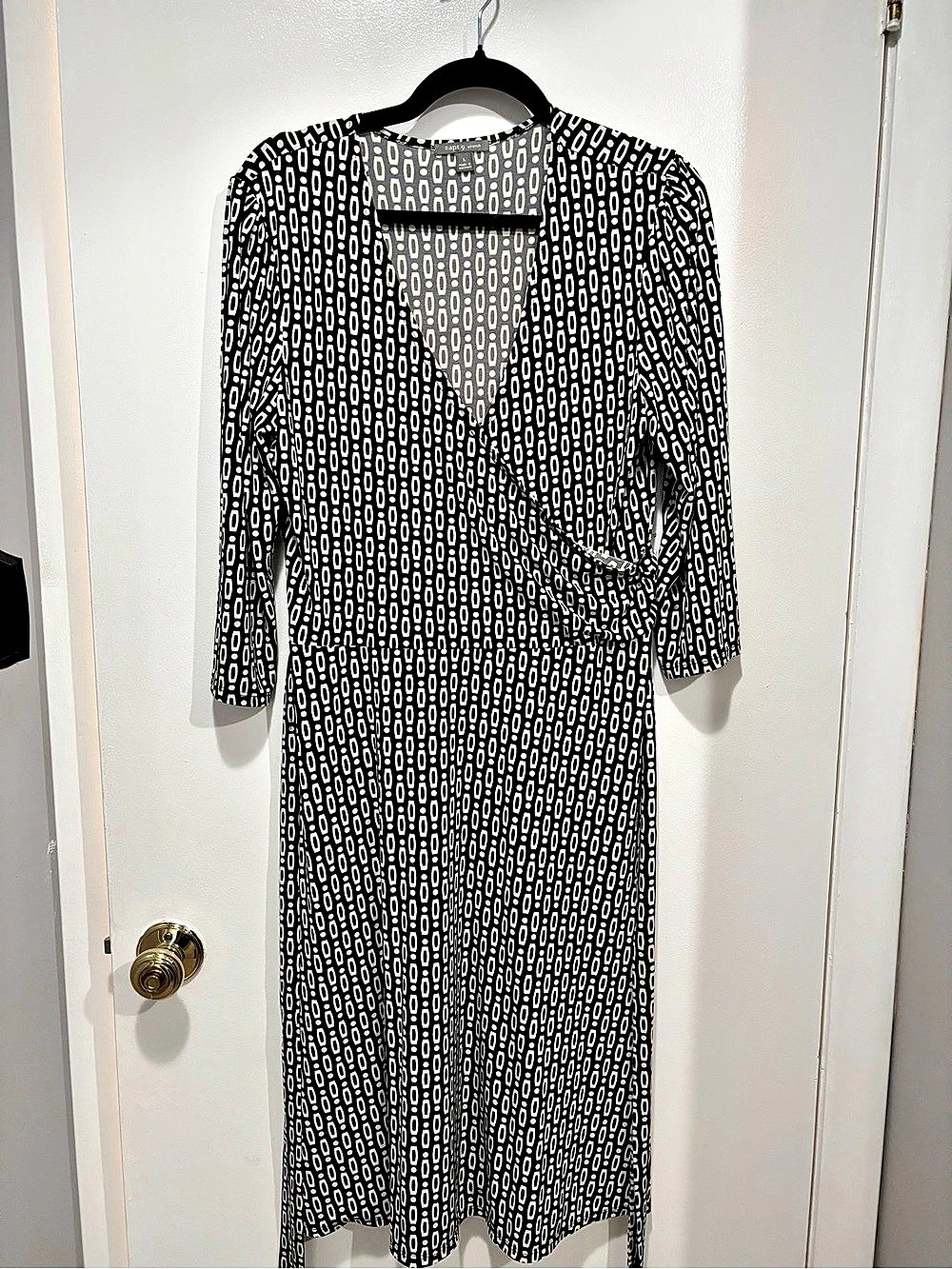 apt. 9 stretch wrap dress Geometric Wrap Dress in Black & White Large Like New